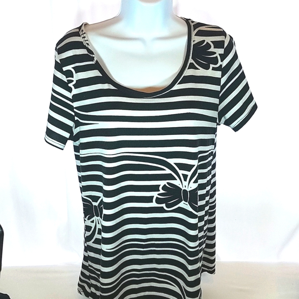 LuLaRoe Women's Black White Stripped Bow Design Short Sleeve T-Shirt Size Small